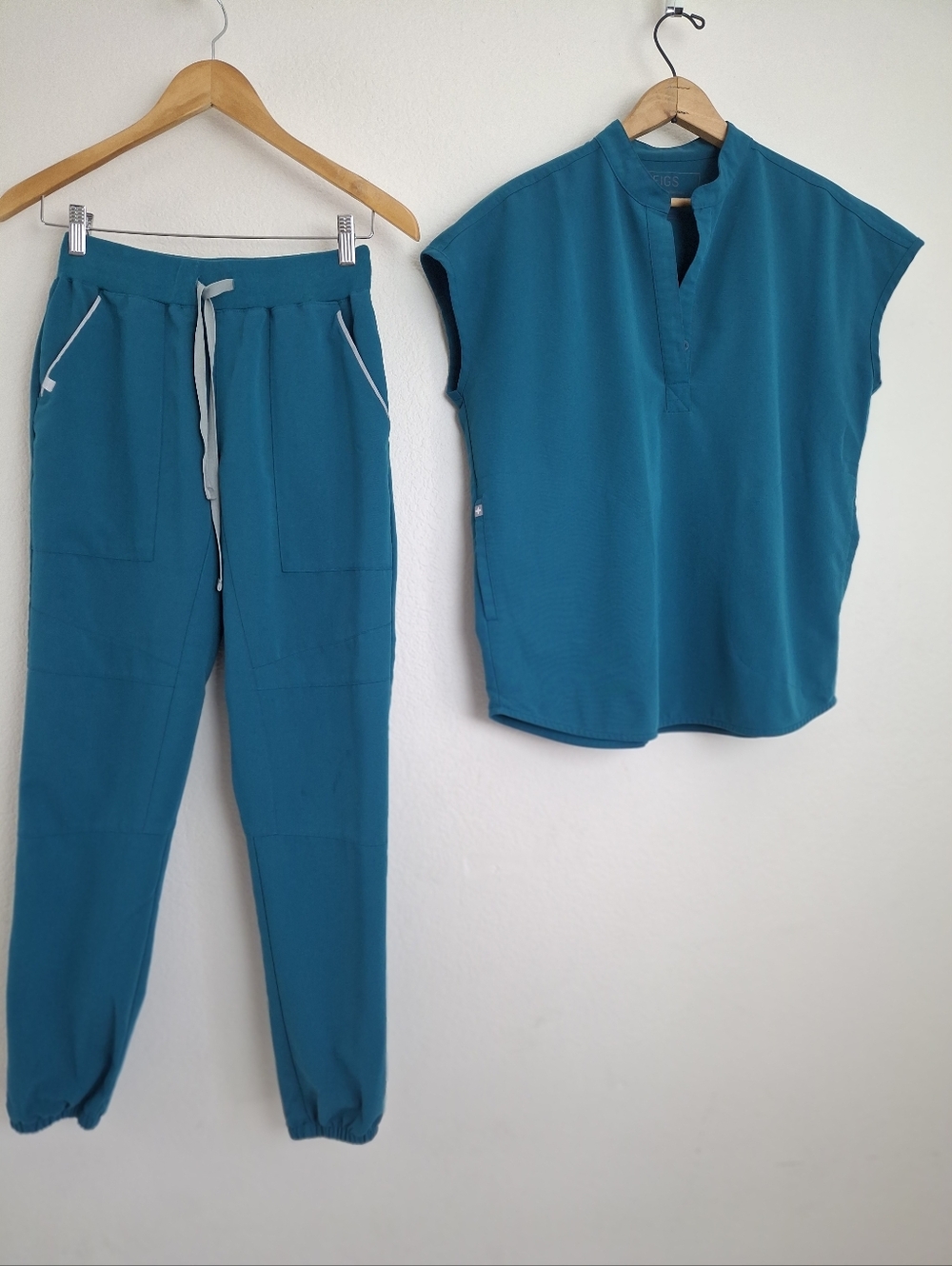 Figs Set of Pacific Blue Venice Slim Joggers & Rafaela Scrub Top Size XS